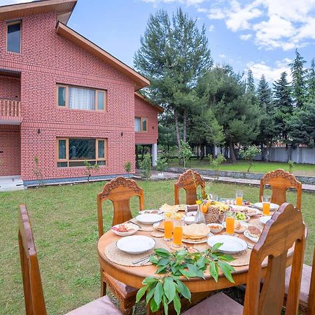 Stayvista At Pinewood Villa - Pet Friendly Villa With Lawn & Pool Table Srinagar  Bagian luar foto