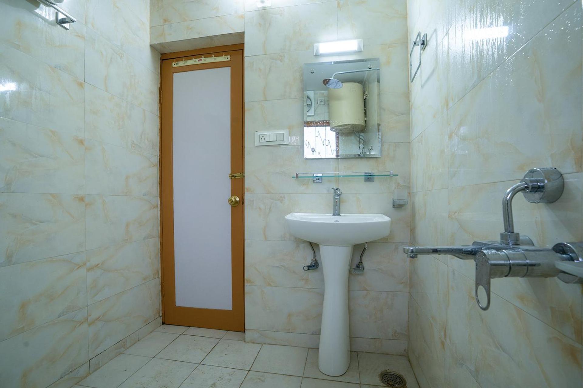 Stayvista At Pinewood Villa - Pet Friendly Villa With Lawn & Pool Table Srinagar  Bagian luar foto
