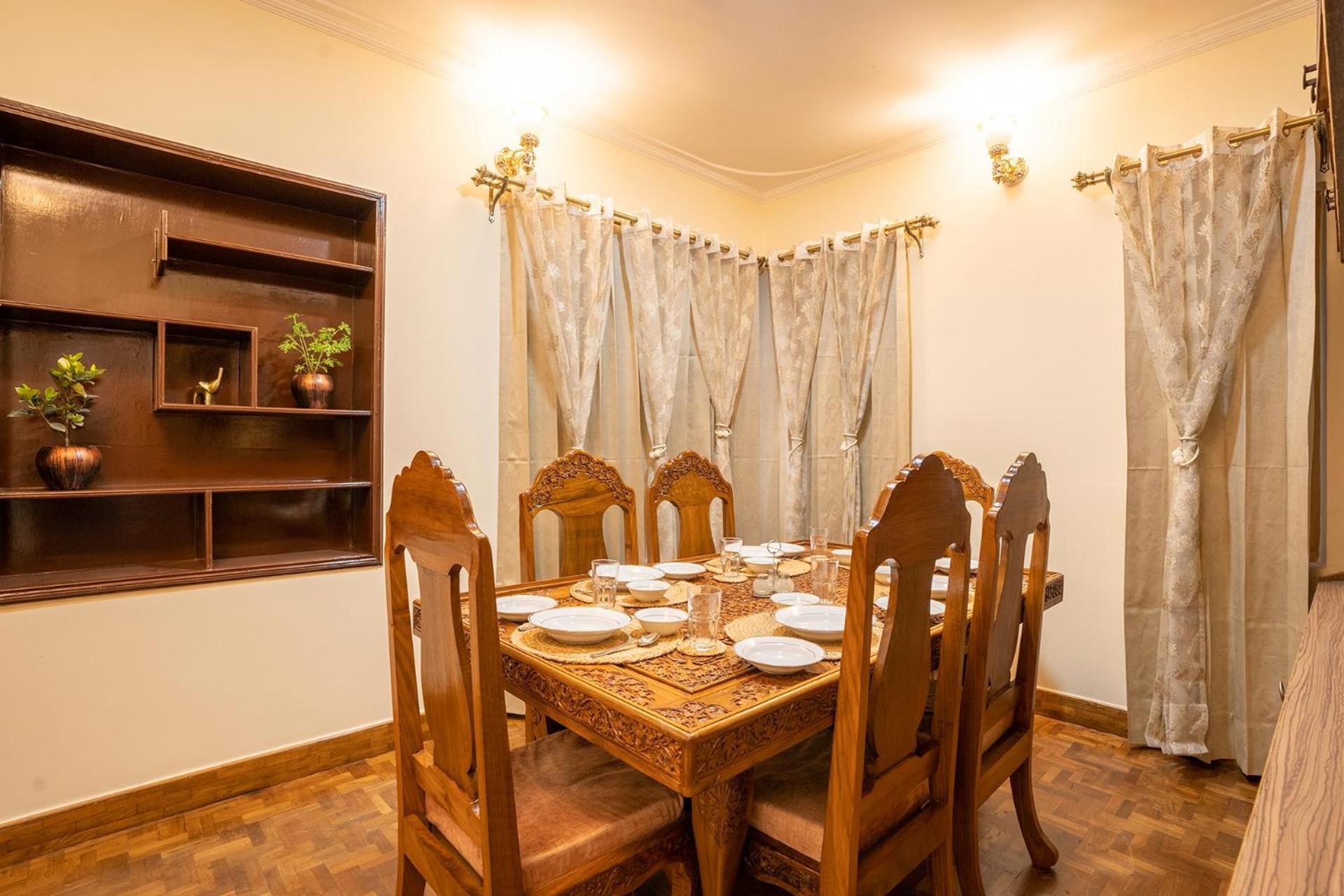 Stayvista At Pinewood Villa - Pet Friendly Villa With Lawn & Pool Table Srinagar  Bagian luar foto