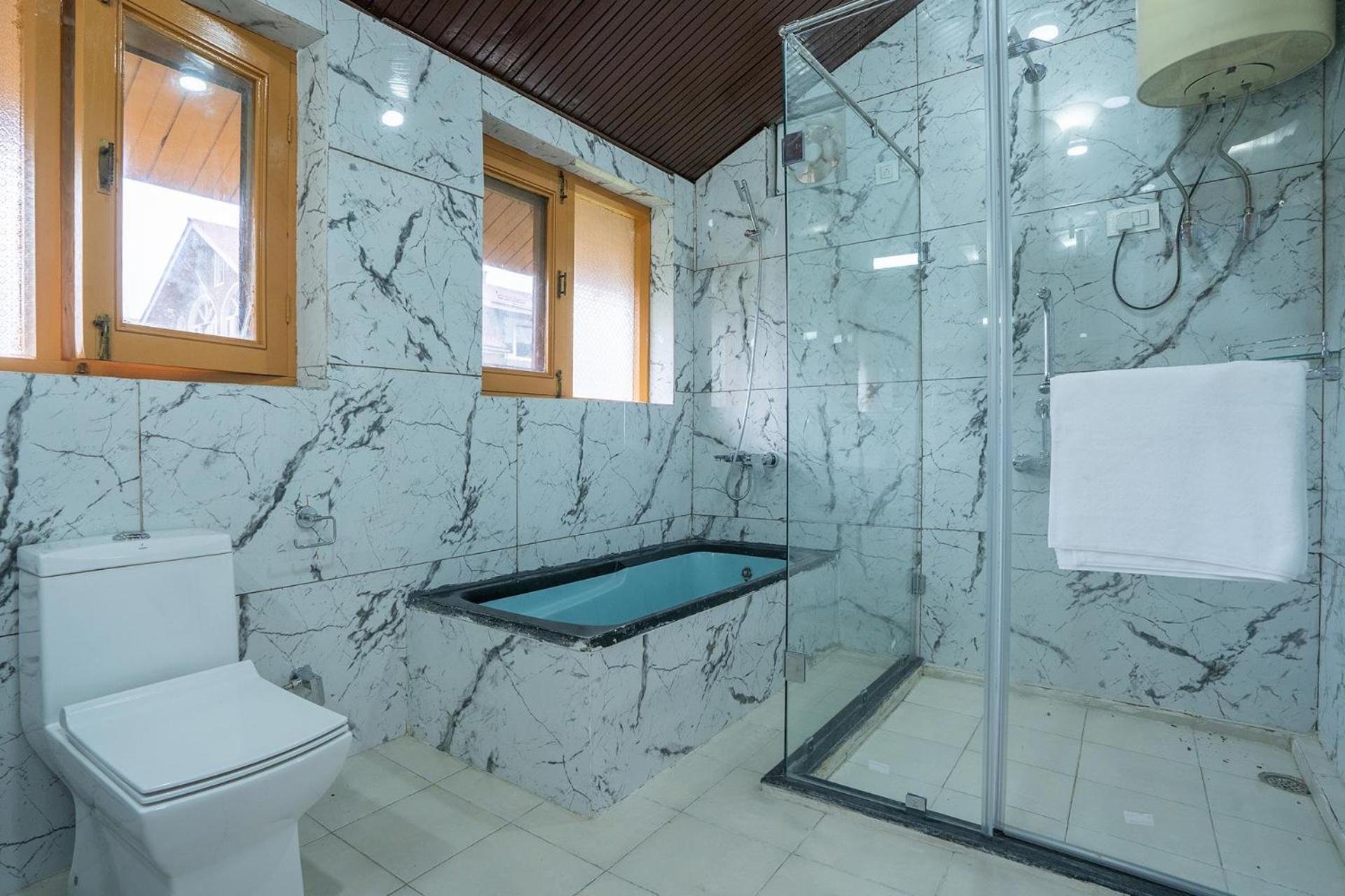 Stayvista At Pinewood Villa - Pet Friendly Villa With Lawn & Pool Table Srinagar  Bagian luar foto