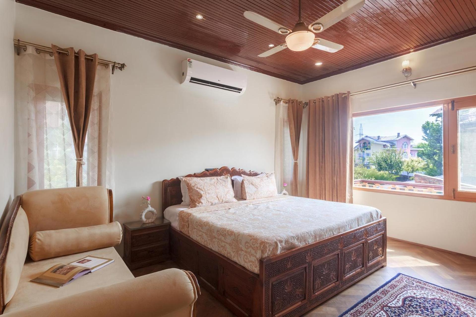 Stayvista At Pinewood Villa - Pet Friendly Villa With Lawn & Pool Table Srinagar  Bagian luar foto