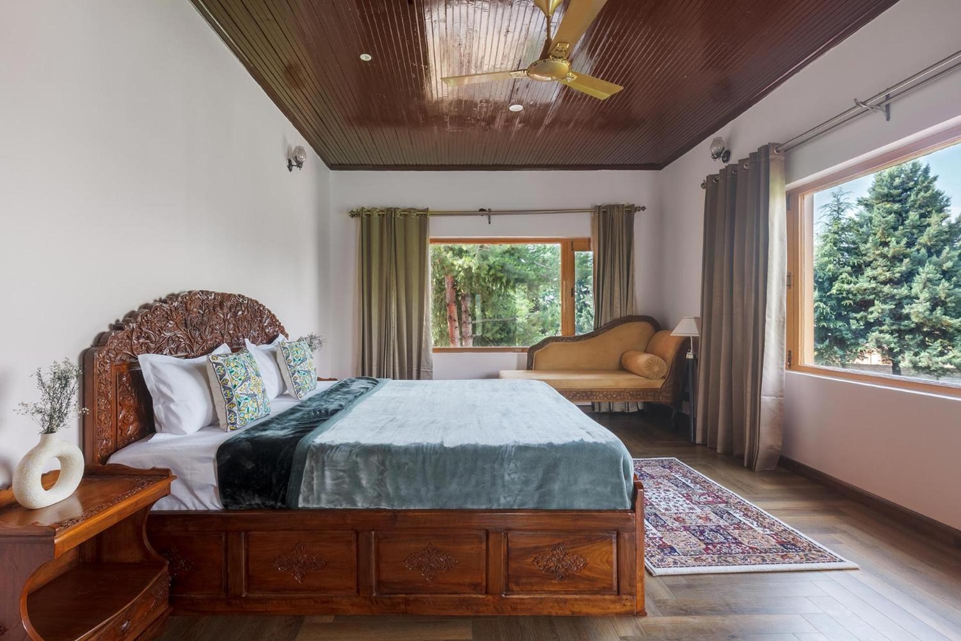 Stayvista At Pinewood Villa - Pet Friendly Villa With Lawn & Pool Table Srinagar  Bagian luar foto