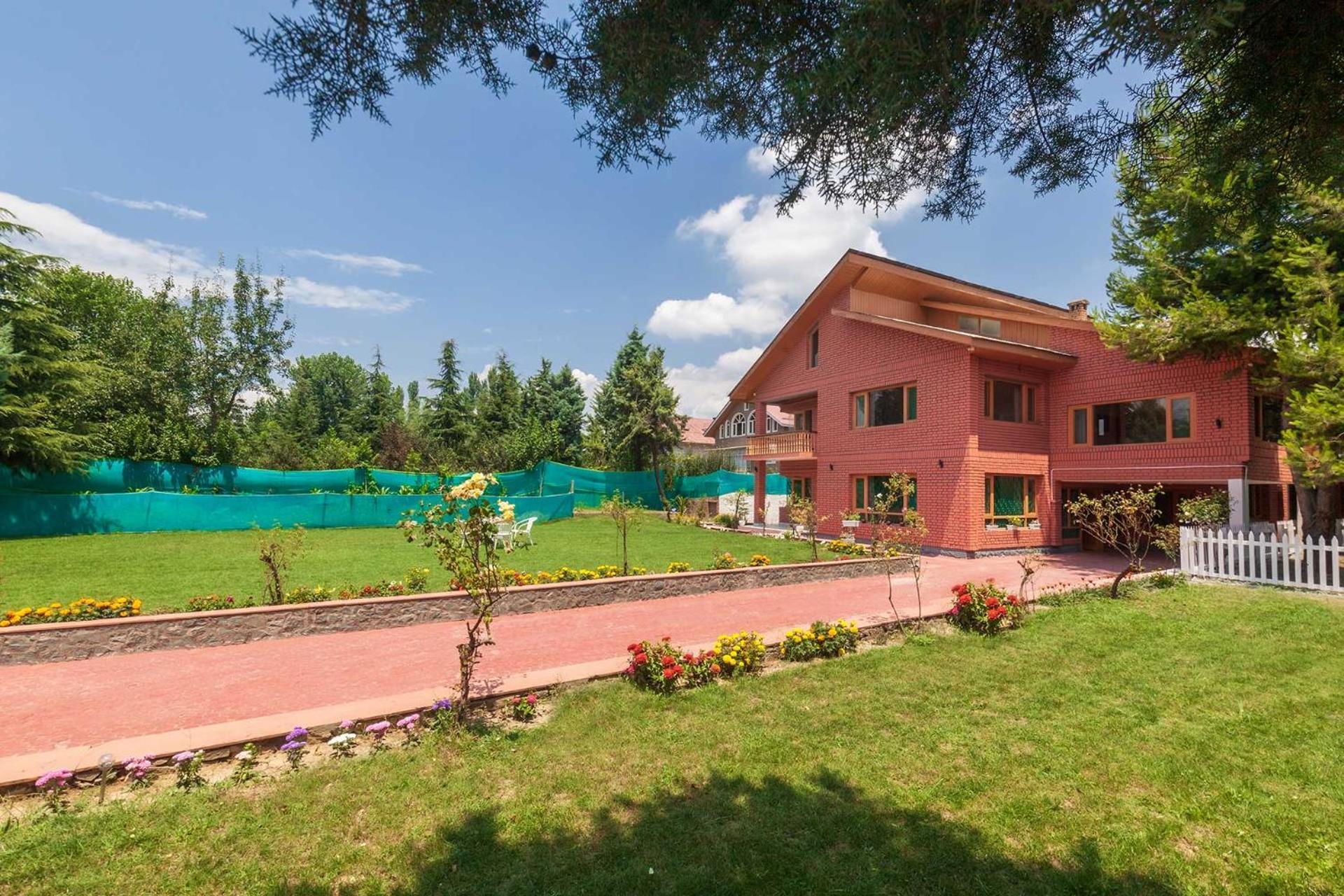 Stayvista At Pinewood Villa - Pet Friendly Villa With Lawn & Pool Table Srinagar  Bagian luar foto