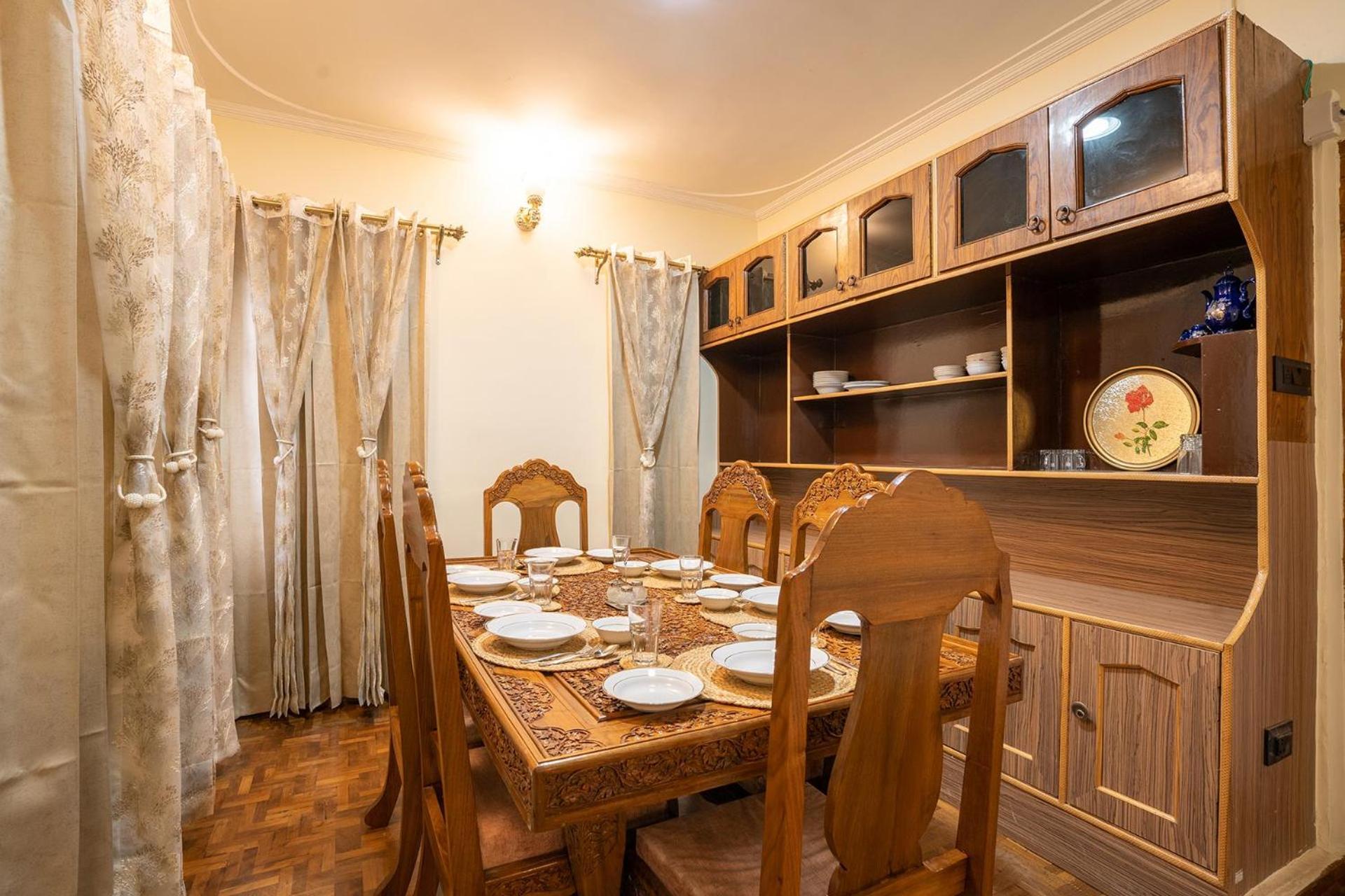 Stayvista At Pinewood Villa - Pet Friendly Villa With Lawn & Pool Table Srinagar  Bagian luar foto