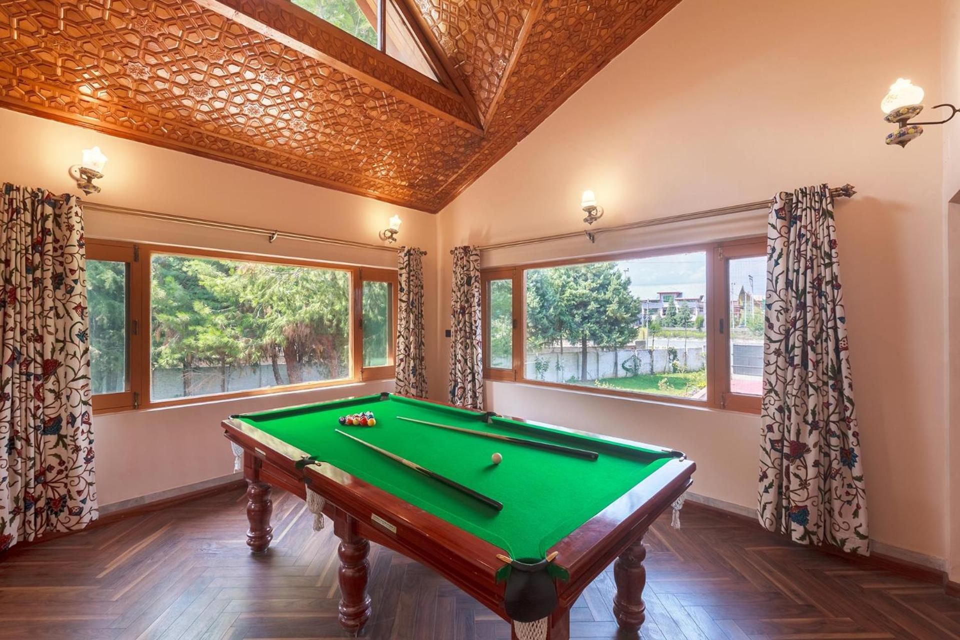 Stayvista At Pinewood Villa - Pet Friendly Villa With Lawn & Pool Table Srinagar  Bagian luar foto