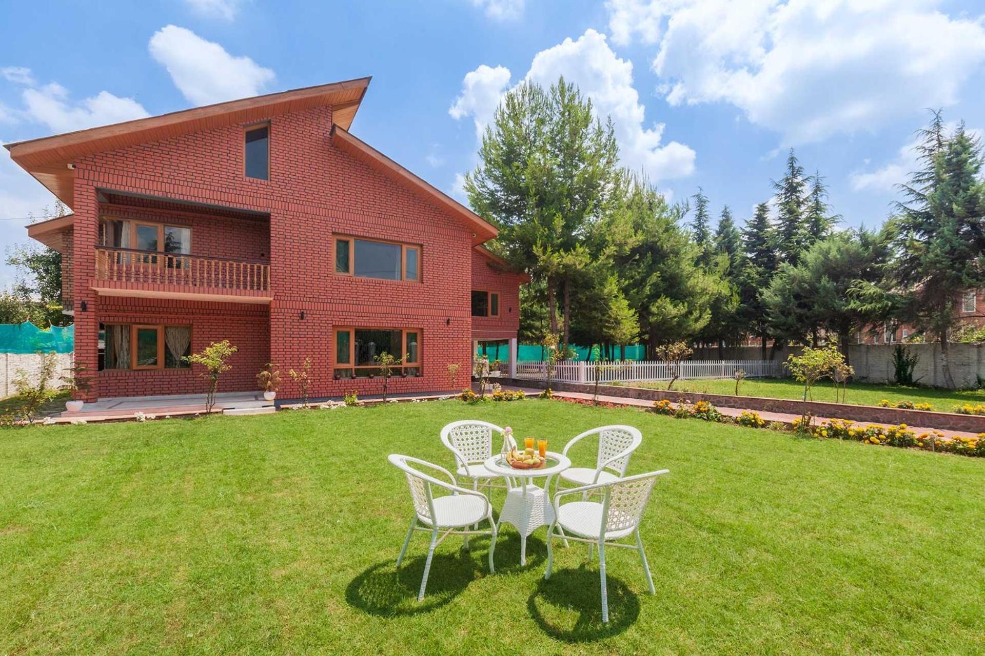 Stayvista At Pinewood Villa - Pet Friendly Villa With Lawn & Pool Table Srinagar  Bagian luar foto