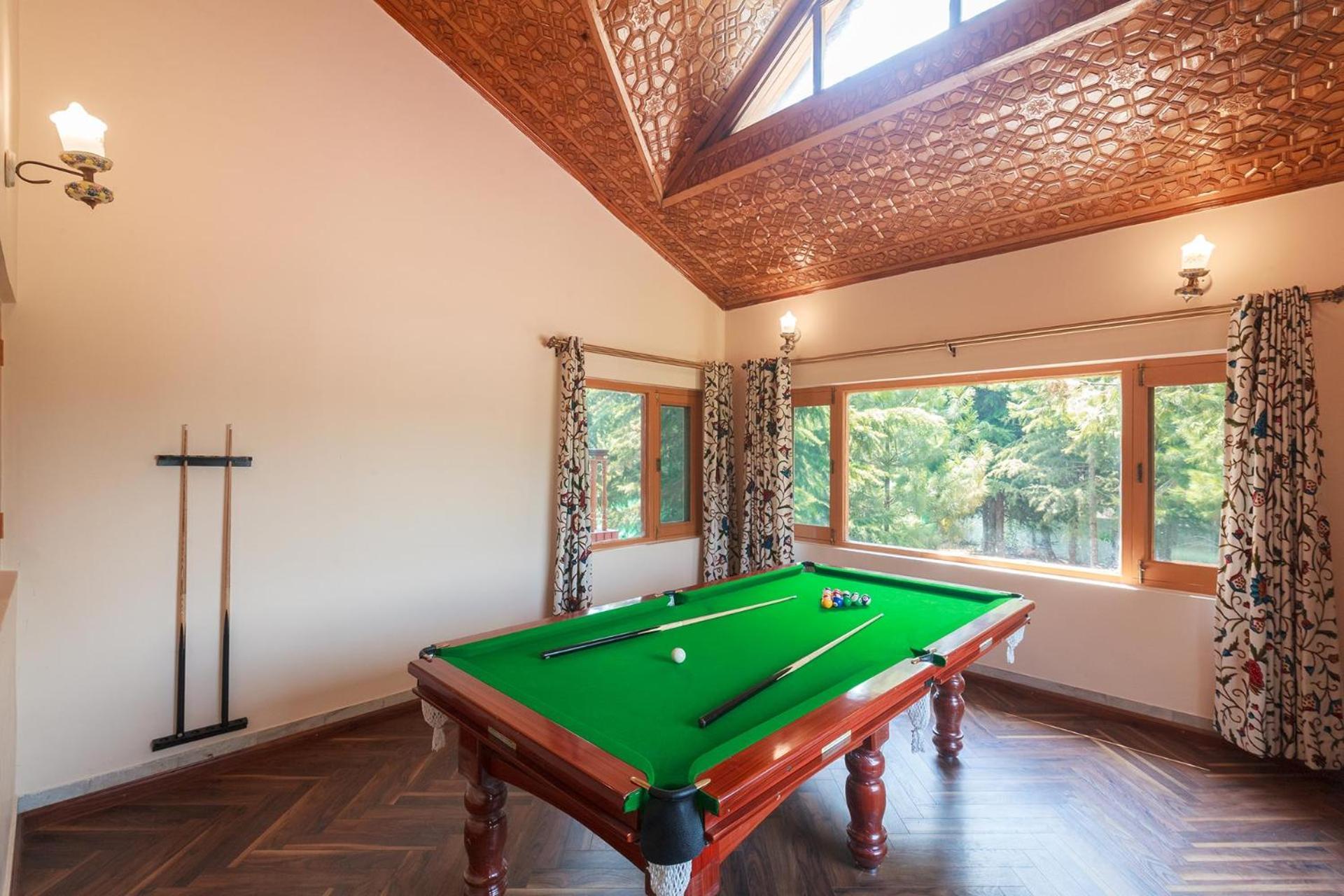 Stayvista At Pinewood Villa - Pet Friendly Villa With Lawn & Pool Table Srinagar  Bagian luar foto