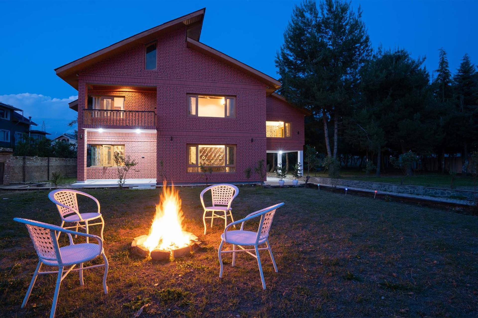 Stayvista At Pinewood Villa - Pet Friendly Villa With Lawn & Pool Table Srinagar  Bagian luar foto