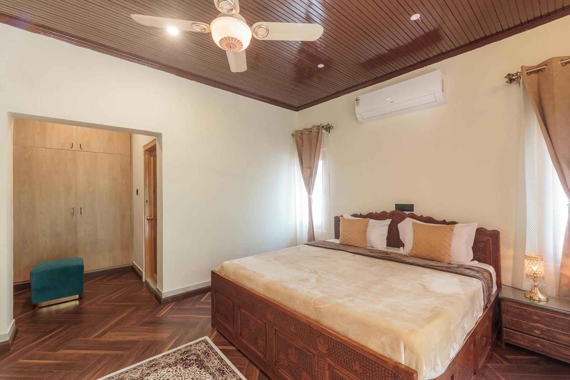 Stayvista At Pinewood Villa - Pet Friendly Villa With Lawn & Pool Table Srinagar  Bagian luar foto
