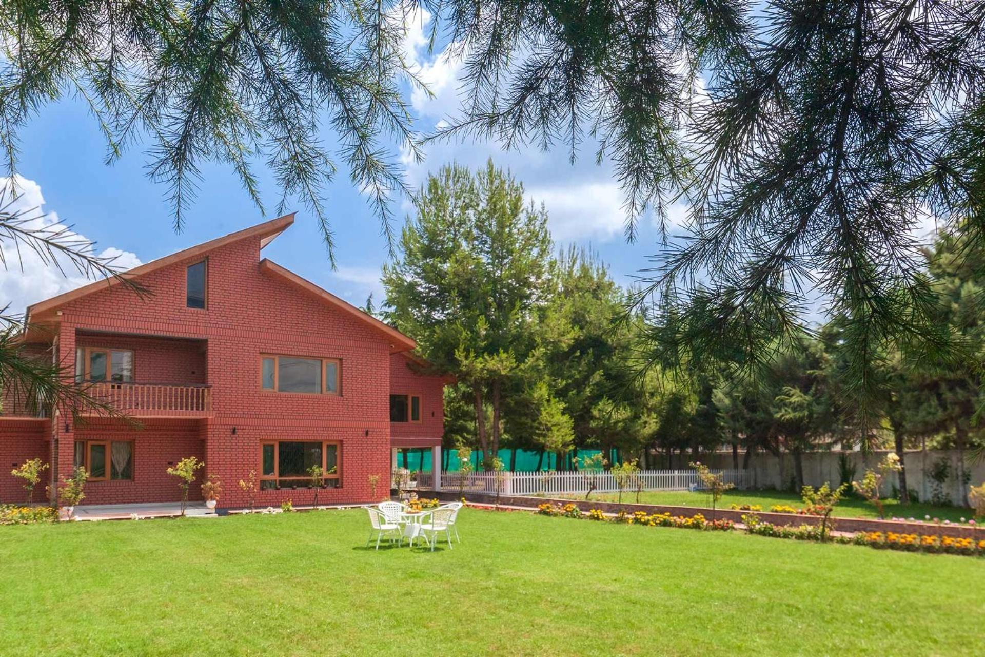 Stayvista At Pinewood Villa - Pet Friendly Villa With Lawn & Pool Table Srinagar  Bagian luar foto