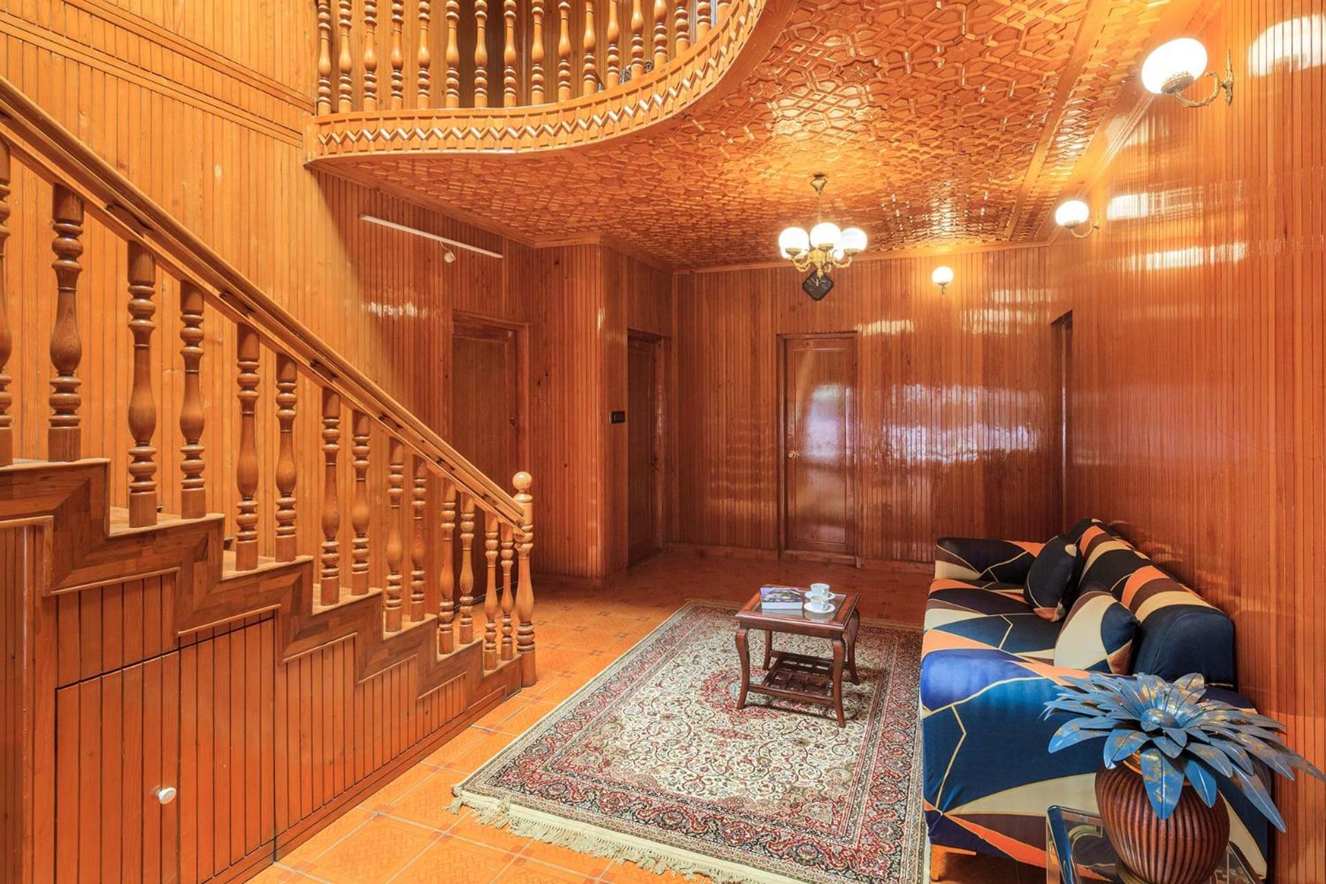 Stayvista At Pinewood Villa - Pet Friendly Villa With Lawn & Pool Table Srinagar  Bagian luar foto