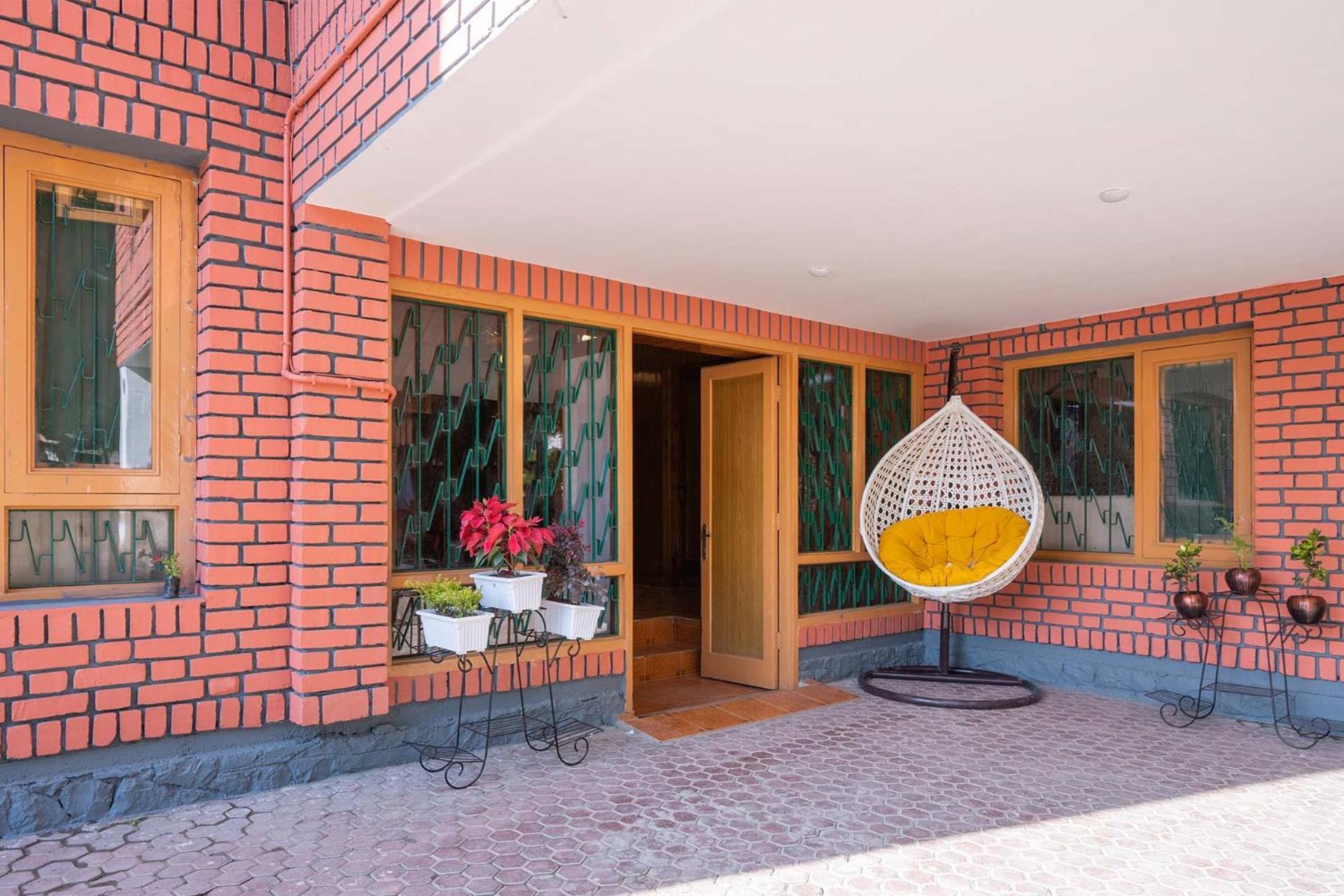 Stayvista At Pinewood Villa - Pet Friendly Villa With Lawn & Pool Table Srinagar  Bagian luar foto