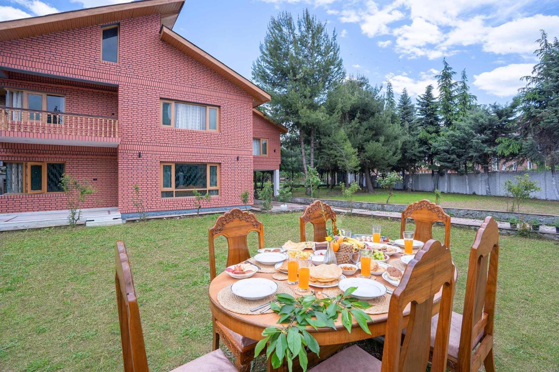 Stayvista At Pinewood Villa - Pet Friendly Villa With Lawn & Pool Table Srinagar  Bagian luar foto
